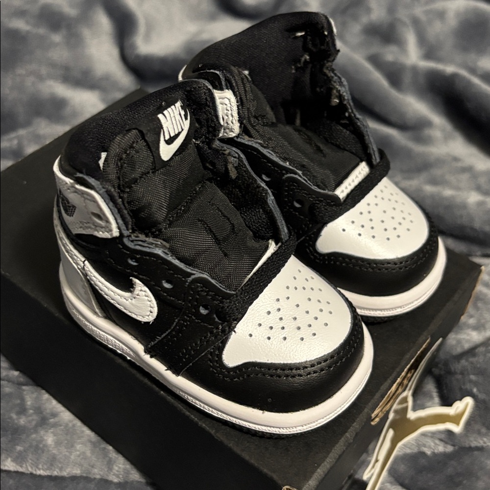 Nike Jordan 1 Retro High OG Toddler Black and White Sneakers
